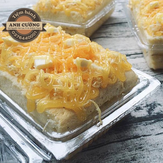 Bánh bông lan trứng muối hộp